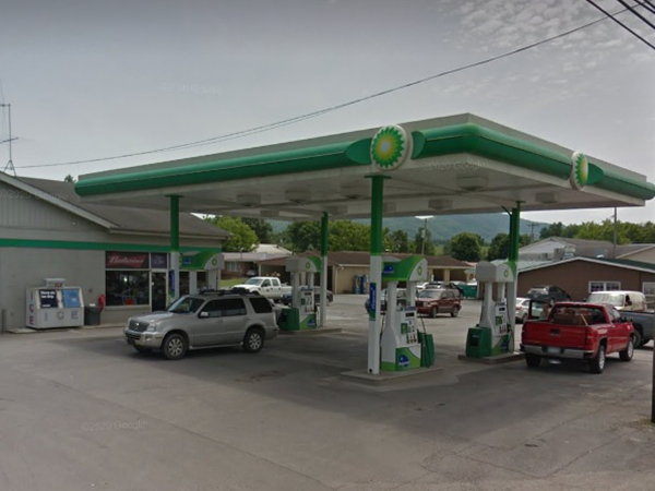  Petersburg Oil Company fuel delivery truck for residential heating oil and commercial fuel in Moorefield, West Virginia. -petersburgoil.com